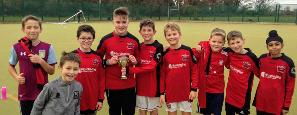 Reds team with runners up trophy